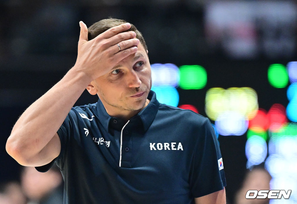 3일 오후 경기도 고양 소노 아레나에서 ’2027 FIBA 카타르 농구월드컵’ 아시아 예선 1라운드 5차전 대한민국과 대만의 경기가 열렸다.니콜라스 마줄스 감독이 이끄는 한국 남자농구대표팀은 이날 경기에서 대만을 잡으면 최소 조 3위를 확정짓고 아시아예선 2라운드로 향한다.2쿼터, 한국 니콜라스 마줄스 감독이 작전타임을 요청한 뒤 생각에 잠겨있다. 2026.07.03 / dreamer@osen.co.kr