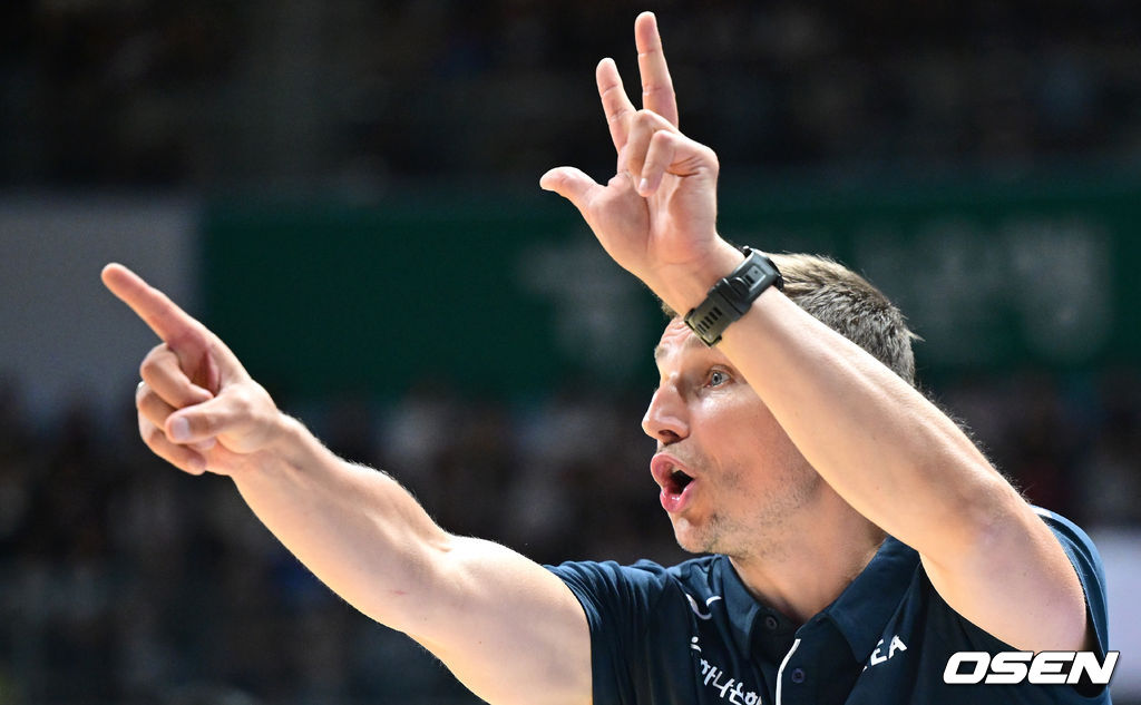 3일 오후 경기도 고양 소노 아레나에서 ’2027 FIBA 카타르 농구월드컵’ 아시아 예선 1라운드 5차전 대한민국과 대만의 경기가 열렸다.니콜라스 마줄스 감독이 이끄는 한국 남자농구대표팀은 이날 경기에서 대만을 잡으면 최소 조 3위를 확정짓고 아시아예선 2라운드로 향한다.2쿼터, 한국 니콜라스 마줄스 감독이 작전 지시를 내리고 있다. 2026.07.03 / dreamer@osen.co.kr