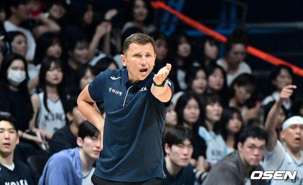 3일 오후 경기도 고양 소노 아레나에서 ’2027 FIBA 카타르 농구월드컵’ 아시아 예선 1라운드 5차전 대한민국과 대만의 경기가 열렸다.니콜라스 마줄스 감독이 이끄는 한국 남자농구대표팀은 이날 경기에서 대만을 잡으면 최소 조 3위를 확정짓고 아시아예선 2라운드로 향한다.3쿼터, 한국 니콜라스 마줄스 감독이 작전 지시를 내리고 있다. 2026.07.03 / dreamer@osen.co.kr
