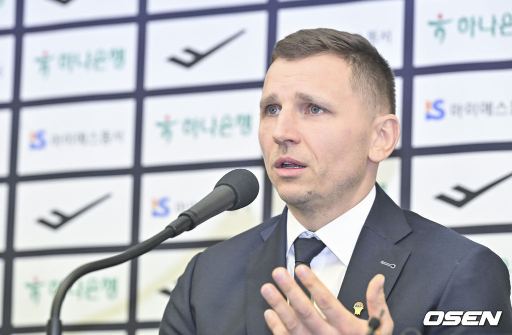 16일 오전 한국프레스센터 기자회견장에서 열린 '남자농구 국가대표팀 니콜라이스 마줄스 감독 취임' 공식 기자회견에서 니콜라이스 마줄스 감독이 기자 질의에 답변하고 있다. 2026.1.16 대한민국농구협회 
