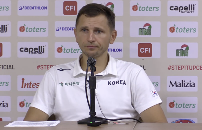 [사진] 레바논전 패배 후 공식인터뷰에 임하는 마줄스 / FIBA