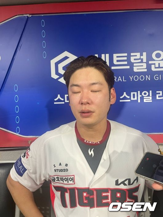 박정우가 29일 SSG전에서 연장 10회말 끝내기 안타를 날리고 인터뷰 도중 울음을 터트리고 있다./OSEN DB