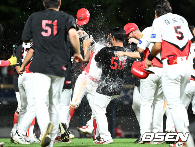 KIA 타이거즈가 또 극적인 역전승을 따냈다.KIA는 29일 광주-기아 챔피언스필드에서 열린 2026 신한은행 SOL KBO리그 SSG 랜더스와의 팀간 13차전을 2-1로 승리했다. 7회까지 상대 선발 페드로 아빌라에 무득점으로 끌려갔지만 8회 박재현의 동점 2루타가 터졌다. 이어 연장 10회말 박정우의 끝내기타를 앞세워 3연승을 달렸다.10회말 1사 만루에서 끝내기 안타를 친 KIA 박정우가 환호하고 있다. 2026.08.29 /sunday@osen.co.kr