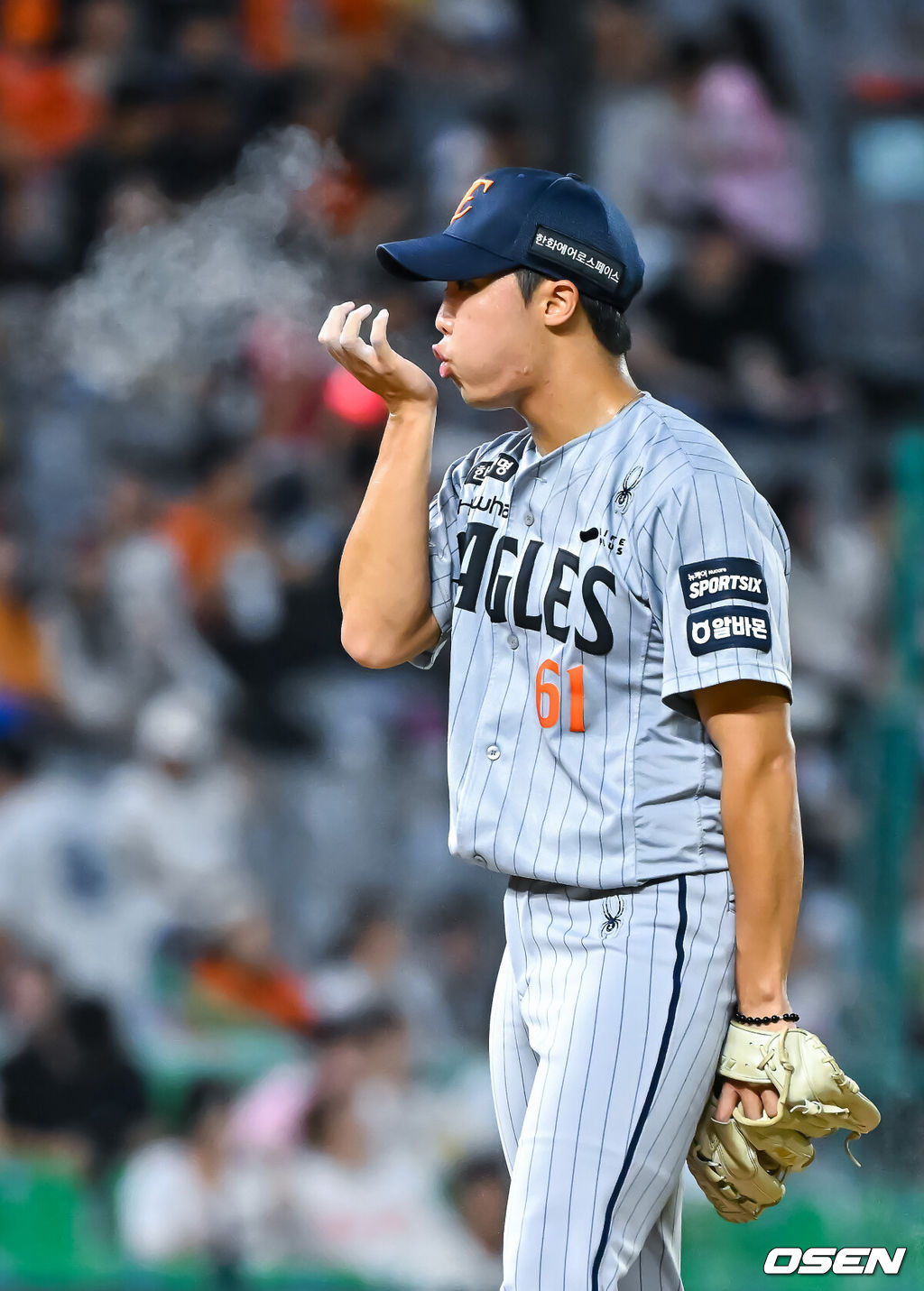 27일 오후 인천 SSG랜더스필드에서 2026 신한 SOL KBO리그 SSG 랜더스와 한화 이글스의 경기가 진행됐다.이날 SSG는 김건우를, 한화는 짐머맨을 선발투수로 내세웠다.8회말 한화 정우주가 두 타자 연속 볼넷 허용한뒤 아쉬워하고 있다. 2026.08.27 / soul1014@osen.co.kr