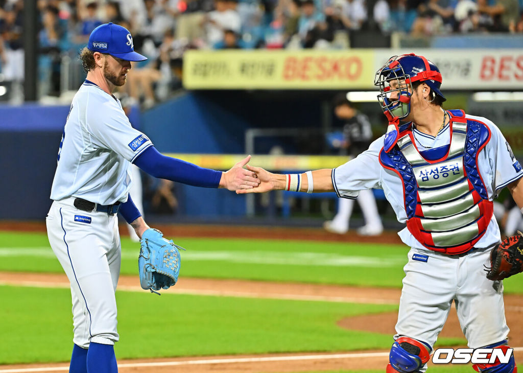 29일 대구삼성라이온즈파크에서 2026 신한 SOL KBO 리그 삼성 라이온즈와 KT 위즈의 경기가 열렸다. 홈팀 삼성은 페덱이, 방문팀 KT는 로건이 선발 출전했다. 삼성 라이온즈 선발 투수 페덱이 6회초 2사 2,3루 KT 위즈 유준규를 삼진으로 잡고 강민호와 하이파이브를 하고 있다. 2026.08.29 / foto0307@osen.co.kr