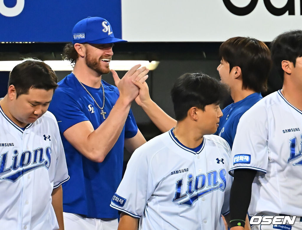 29일 대구삼성라이온즈파크에서 2026 신한 SOL KBO 리그 삼성 라이온즈와 KT 위즈의 경기가 열렸다. 홈팀 삼성은 페덱이, 방문팀 KT는 로건이 선발 출전했다. 삼성 라이온즈 페덱이 KT 위즈에 4-2로 승리한 후 원태인과 기쁨을 나누고 하고 있다. 2026.08.29 / foto0307@osen.co.kr