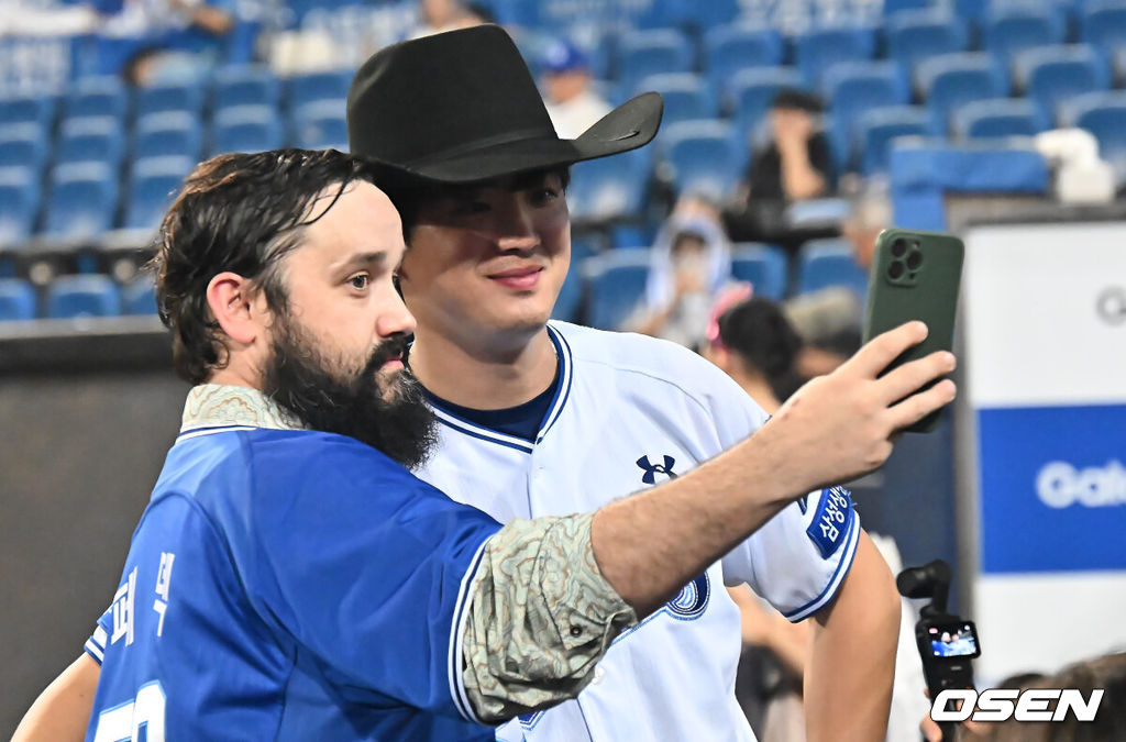 29일 대구삼성라이온즈파크에서 2026 신한 SOL KBO 리그 삼성 라이온즈와 KT 위즈의 경기가 열렸다. 홈팀 삼성은 페덱이, 방문팀 KT는 로건이 선발 출전했다. 삼성 라이온즈 구자욱이 KT 위즈에 4-2로 승리, 1위로 올라 선 후 페덱 가족의 카우보이 모자를 쓰고 기념촬영을 하고 있다. 2026.08.29 / foto0307@osen.co.kr