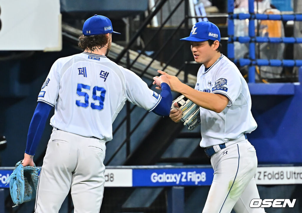 29일 대구삼성라이온즈파크에서 2026 신한 SOL KBO 리그 삼성 라이온즈와 KT 위즈의 경기가 열렸다. 홈팀 삼성은 페덱이, 방문팀 KT는 로건이 선발 출전했다. 삼성 라이온즈 선발 투수 페덱이 5회초 수비를 무실점으로 마치고 KT 위즈 최원준의 파울 타구를 잡은 구자욱과 하이파이브를 하고 있다. 2026.08.29 / foto0307@osen.co.kr