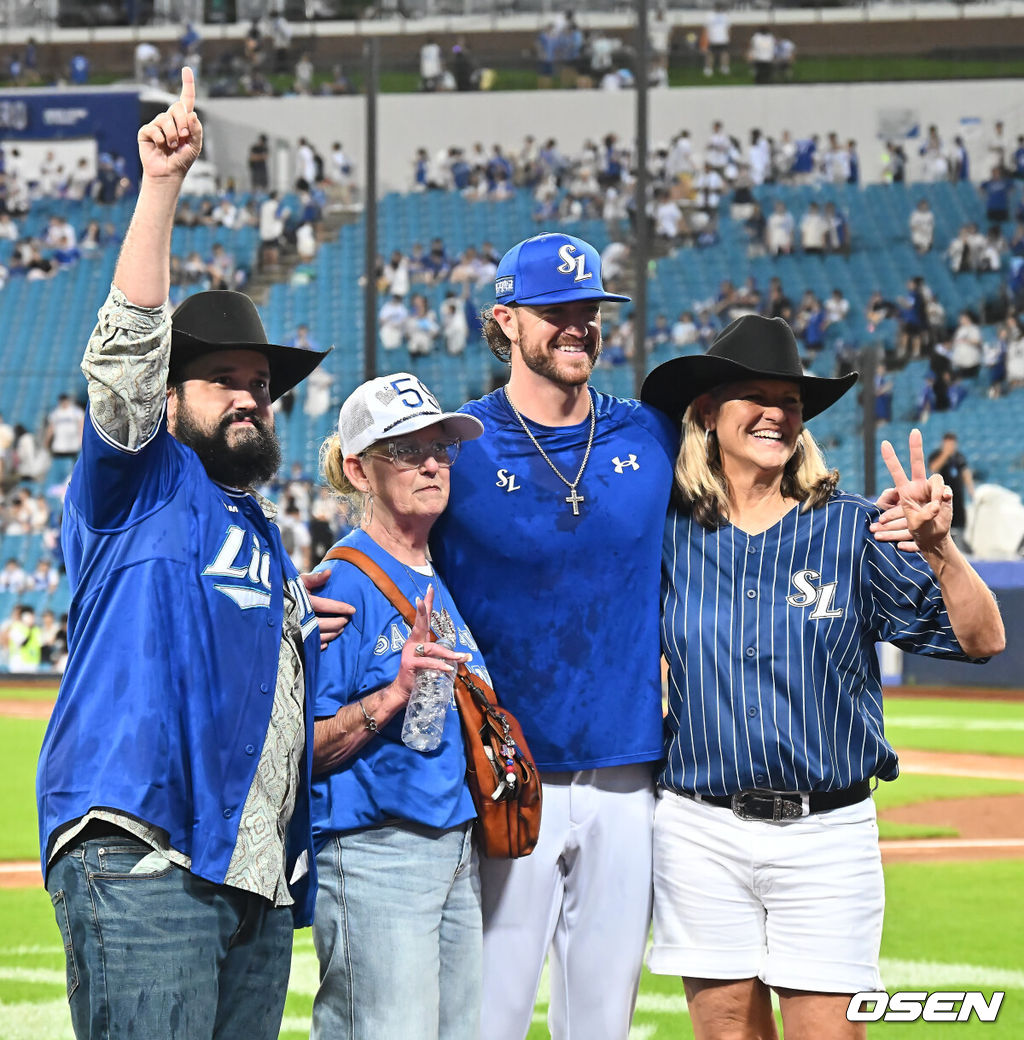 29일 대구삼성라이온즈파크에서 2026 신한 SOL KBO 리그 삼성 라이온즈와 KT 위즈의 경기가 열렸다. 홈팀 삼성은 페덱이, 방문팀 KT는 로건이 선발 출전했다. 삼성 라이온즈 페덱이 KT 위즈에 4-2로 승리, 1위로 올라선 후 가족과 기념촬영을 하고 있다. 2026.08.29 / foto0307@osen.co.kr