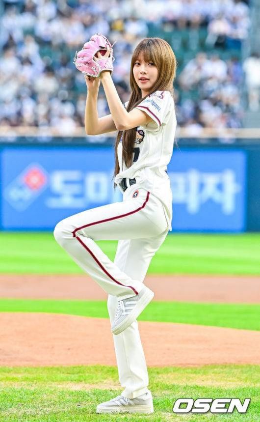 29일 서울 잠실야구장에서 ‘2026 신한 SOL Bank KBO리그’ 두산 베어스와 키움 히어로즈의 경기가 열렸다.  한편 이날 그룹 르세라핌 홍은채가 경기 전 시구를 맡았다. ‘두린이’ 출신 홍은채는 2022년 5월 KT전 승리기원 시타를 시작으로, 지난해에는 두산베어스 홈 개막전 시구자로 나서며 남다른 팬심을 보여준 바 있다.  르세라핌 홍은채가 그라운드 위에서 시구를 하고 있다. 2026.08.29 / rumi@osen.co.kr