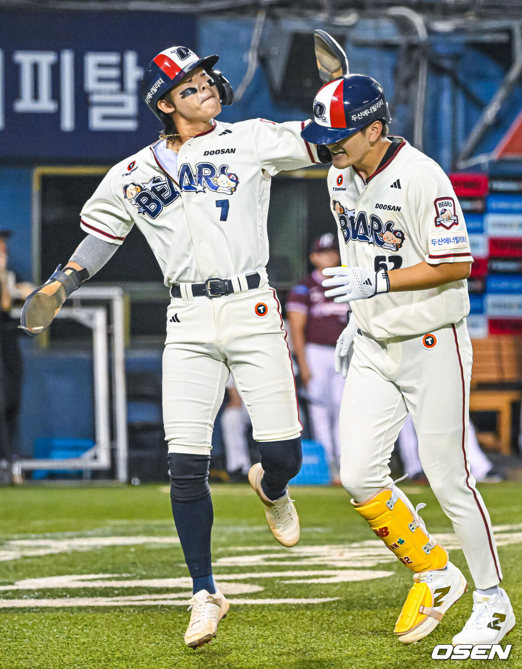 29일 서울 잠실야구장에서 ‘2026 신한 SOL Bank KBO리그’ 두산 베어스와 키움 히어로즈의 경기가 열렸다.이날 경기에서 두산은 곽빈, 키움은 안우진을 선발로 내세운다.5회말 2사 주자 1루 두산 안재석이 우중월 투런 홈런을 때린 후 홈을 밟으며 박찬호에게 축하를 받고 있다. 2026.08.29 / rumi@osen.co.kr