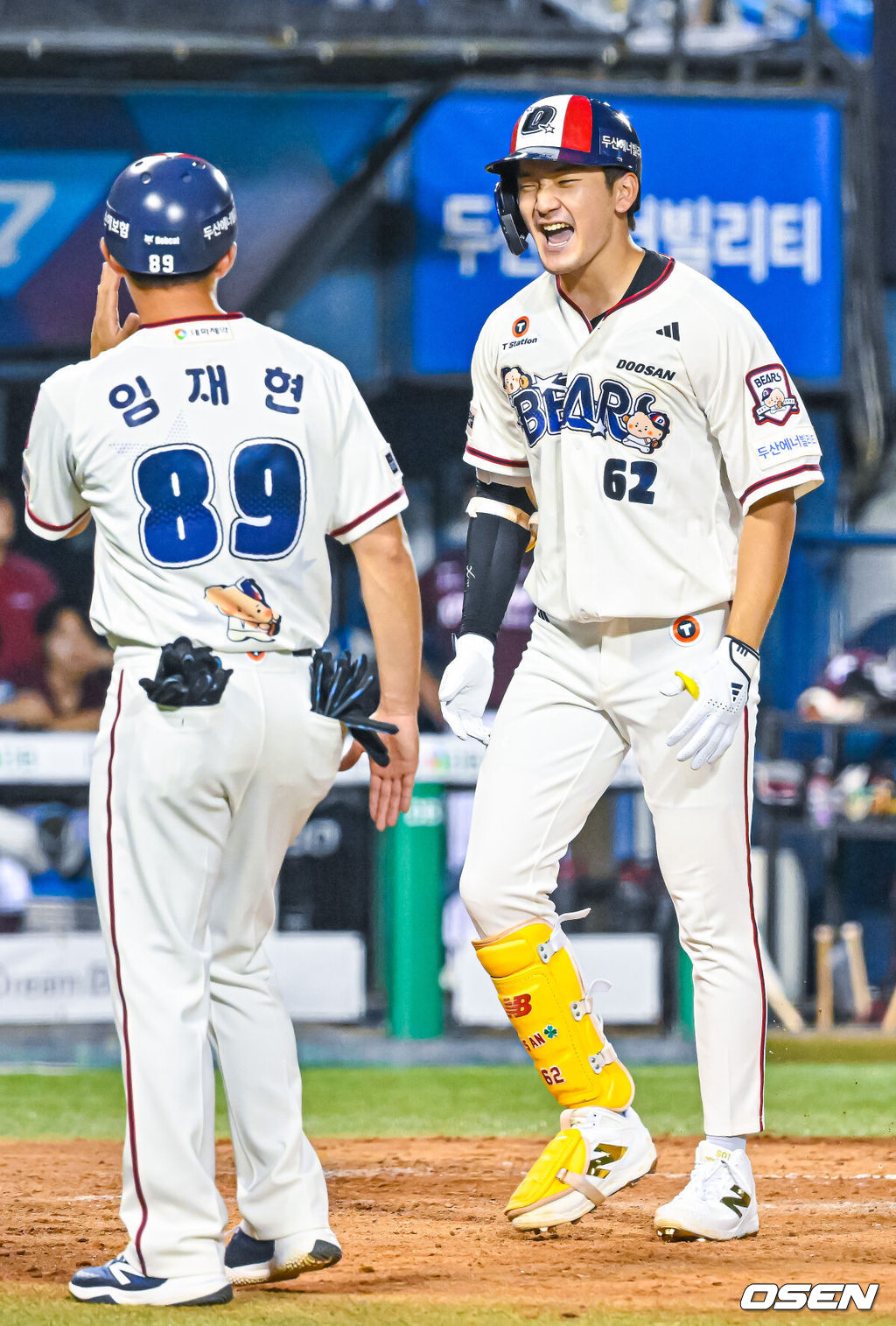 29일 서울 잠실야구장에서 ‘2026 신한 SOL Bank KBO리그’ 두산 베어스와 키움 히어로즈의 경기가 열렸다.이날 경기에서 두산은 곽빈, 키움은 안우진을 선발로 내세운다.5회말 2사 주자 1루 두산 안재석이 우중월 투런 홈런을 때린 후 홈을 밟으며 기뻐하고 있다. 2026.08.29 / rumi@osen.co.kr