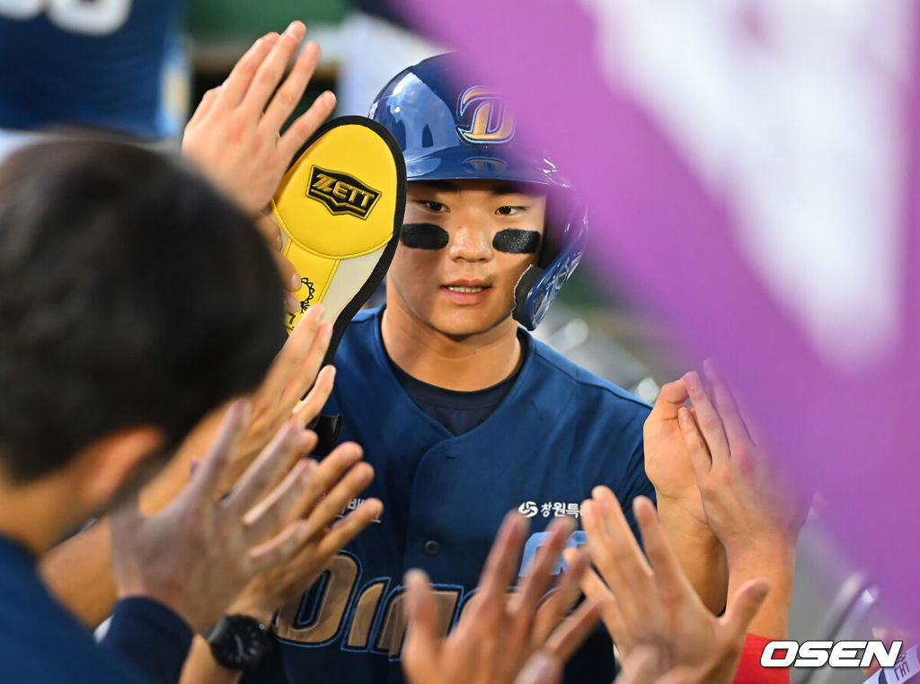 14일 부산 사직야구장에서 2026 신한 SOL KBO 리그 롯데 자이언츠와 NC 다이노스의 경기가 열렸다. 홈팀 롯데는 김진욱이, 방문팀 NC는 토다가 선발 출전했다.NC 다이노스 김주원이 1회초 2사 3루 김휘집의 좌익수 앞 1타점 안타때 득점을 올리고 하이파이브를 하고 있다. 2026.08.14 / foto0307@osen.co.kr