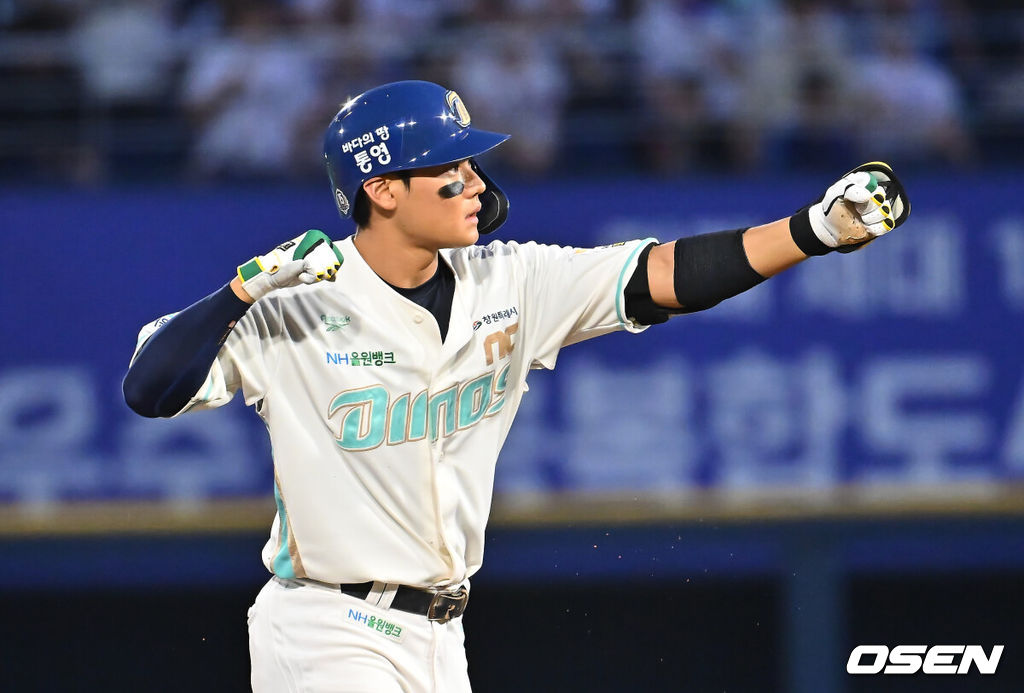 22일 창원NC파크에서 2026 신한 SOL KBO 리그 NC 다이노스와 삼성 라이온즈의 경기가 열렸다. 홈팀 NC는 원종해가, 방문팀 삼성은 이승현이 선발 출전했다. NC 다이노스 김주원이 1회말 좌중간 2루타를 치고 세리머니를 하고 있다. 2026.08.22 / foto0307@osen.co.kr