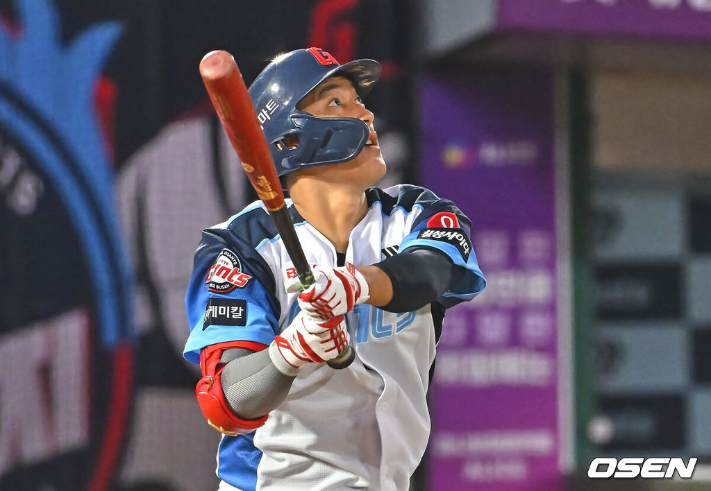 31일 부산 사직야구장에서 2026 신한 SOL KBO 리그 롯데 자이언츠와 삼성 라이온즈의 경기가 열렸다. 홈팀 롯데는 김진욱이, 방문팀 삼성은 원태인이 선발 출전했다.롯데 자이언츠 노진혁이 4회말 1사 2,3루 중견수 희생 플라이를 치고 있다. 2026.07.31 / foto0307@osen.co.kr