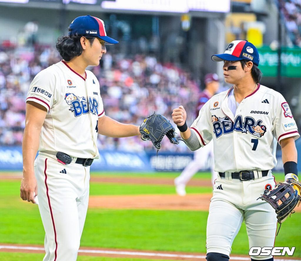 29일 서울 잠실야구장에서 ‘2026 신한 SOL Bank KBO리그’ 두산 베어스와 키움 히어로즈의 경기가 열렸다.이날 경기에서 두산은 곽빈, 키움은 안우진을 선발로 내세운다.2회초를 마친 두산 선발 곽빈이 박찬호와 하이파이브를 하고 있다. 2026.08.29 / rumi@osen.co.kr