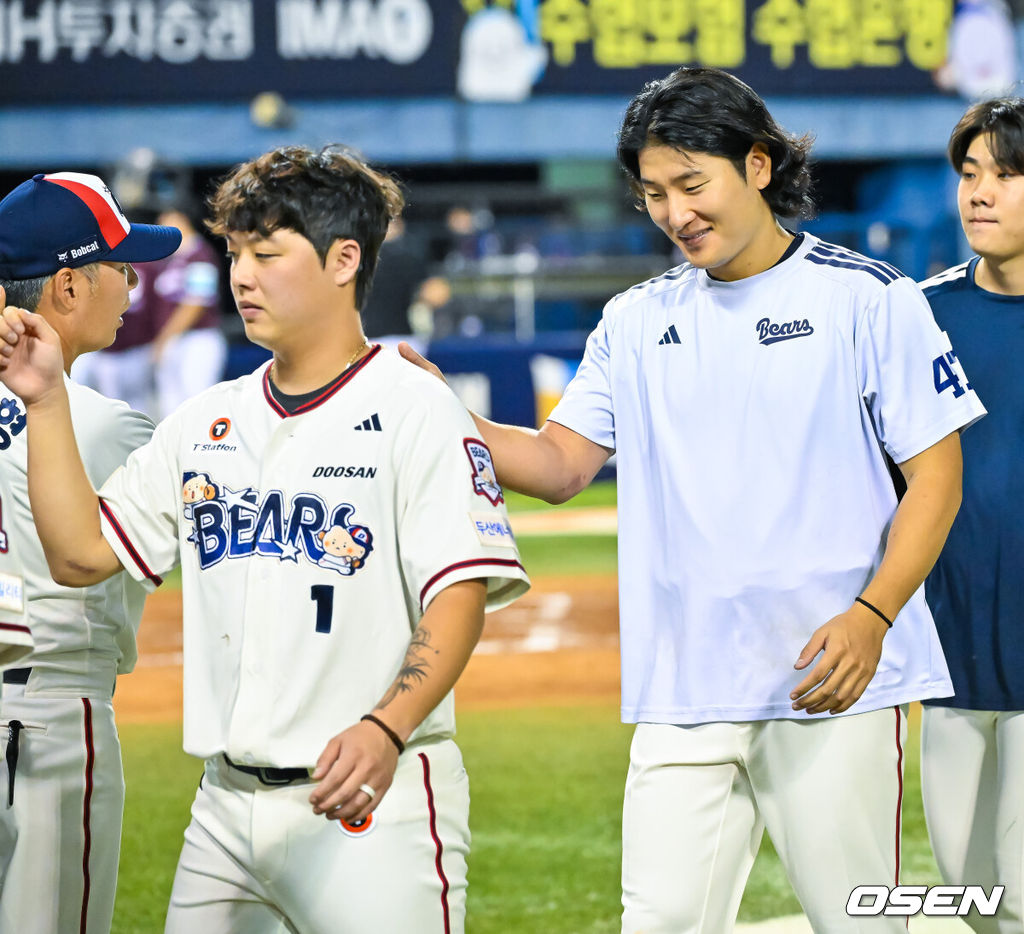 29일 서울 잠실야구장에서 ‘2026 신한 SOL Bank KBO리그’ 두산 베어스와 키움 히어로즈의 경기가 열렸다.이 경기에서 두산이 키움에 7-2로 승리했다. 5위 두산은 2연패에서 탈출하며 시즌 60승(4무 52패) 고지를 밟았다. 반면 최근 3연패, 원정 5연패에 빠진 최하위 키움은 42승 3무 75패가 됐다. 경기를 마치고 승리 투수 곽빈이 김원형 감독과 하이파이브를 하고 있다. 2026.08.29 / rumi@osen.co.kr