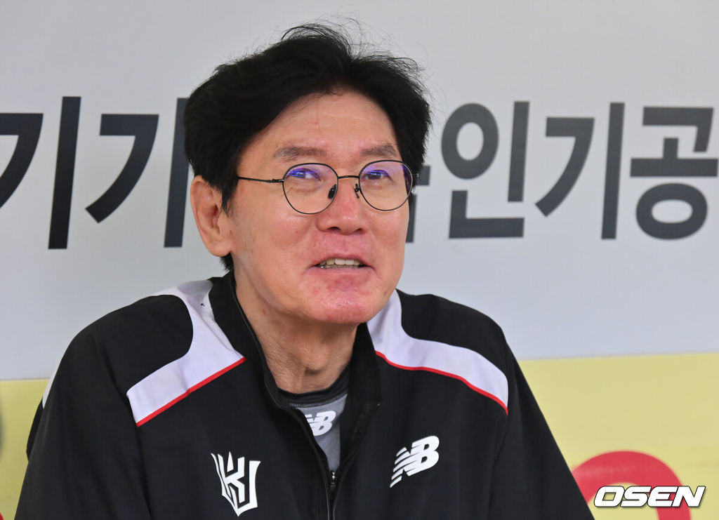 29일 대구삼성라이온즈파크에서 2026 신한 SOL KBO 리그 삼성 라이온즈와 KT 위즈의 경기가 열린다. 홈팀 삼성은 페덱이, 방문팀 KT는 로건이 선발 출전한다. KT 위즈 이강철 감독이 기자들과 인터뷰를 하고 있다. 2026.08.29 / foto0307@osen.co.kr
