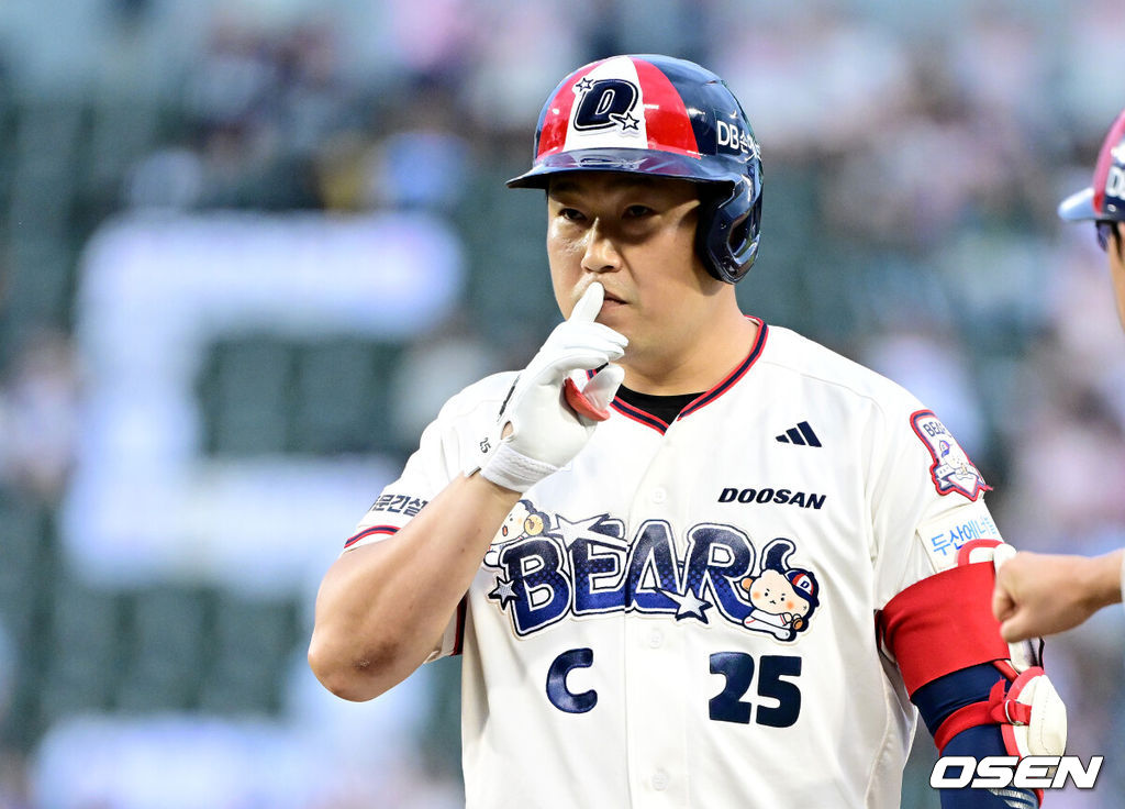 30일 서울 잠실야구장에서 ‘2026 신한 SOL Bank KBO리그’ 두산 베어스와 키움 히어로즈의 경기가 열렸다.홈팀 두산은 최민석, 방문팀 키움은 전준표를 선발로 내세웠다.1회말 무사 2, 3루 상황 두산 양의지가 달아나는 2타점 적시타를 날리고 1루에 안착해 기뻐하고 있다. 2026.08.30 / dreamer@osen.co.kr