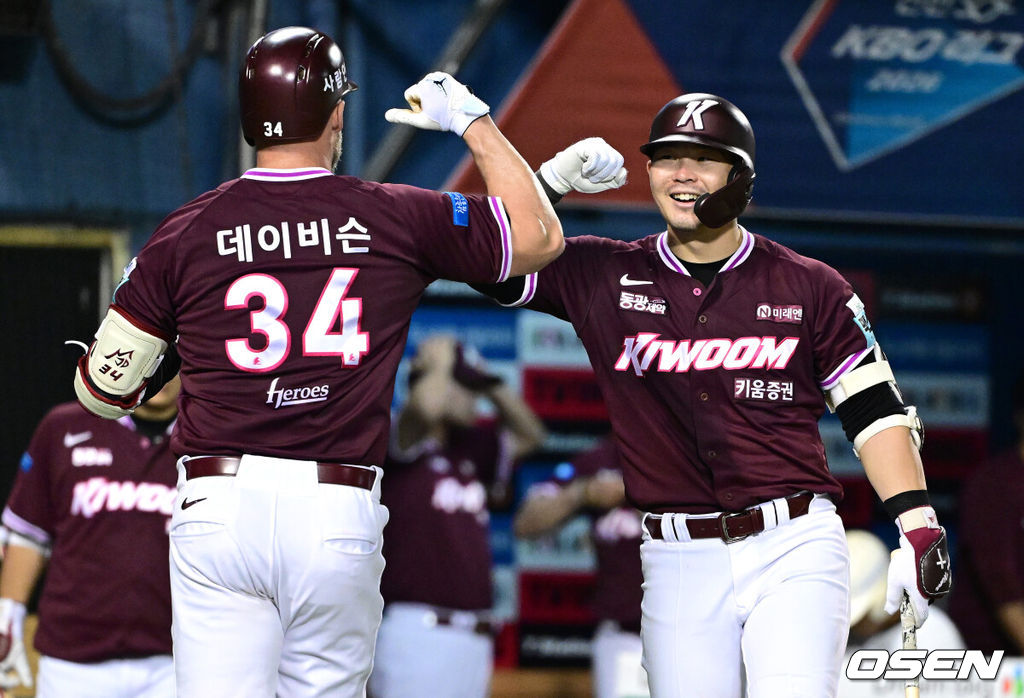 30일 서울 잠실야구장에서 ‘2026 신한 SOL Bank KBO리그’ 두산 베어스와 키움 히어로즈의 경기가 열렸다.홈팀 두산은 최민석, 방문팀 키움은 전준표를 선발로 내세웠다.6회초 무사 선두타자로 나선 키움 데이비슨이 추격의 중월 솔로포를 날리고 홈을 밟은 뒤 히우라와 기뻐하고 있다. 2026.08.30 / dreamer@osen.co.kr