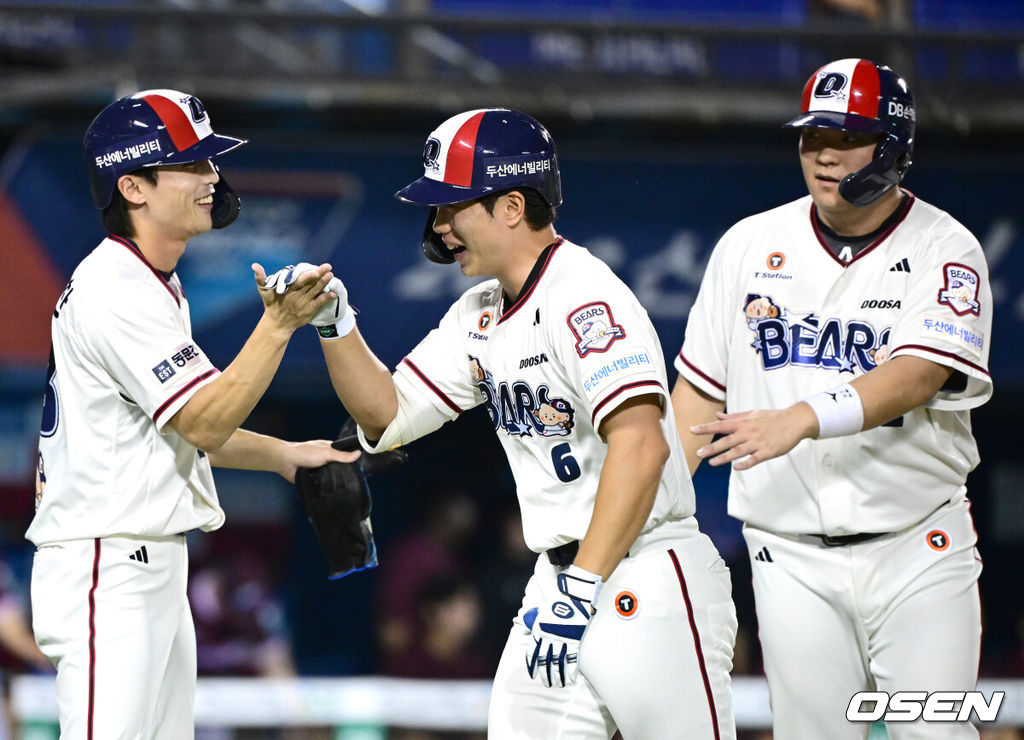 30일 서울 잠실야구장에서 ‘2026 신한 SOL Bank KBO리그’ 두산 베어스와 키움 히어로즈의 경기가 열렸다.홈팀 두산은 최민석, 방문팀 키움은 전준표를 선발로 내세웠다.8회말 무사 1, 2루 상황 두산 오명진이 달아나는 우월 스리런포를 날리고 홈을 밟은 뒤 이유찬-김기연과 기뻐하고 있다. 2026.08.30 / dreamer@osen.co.kr