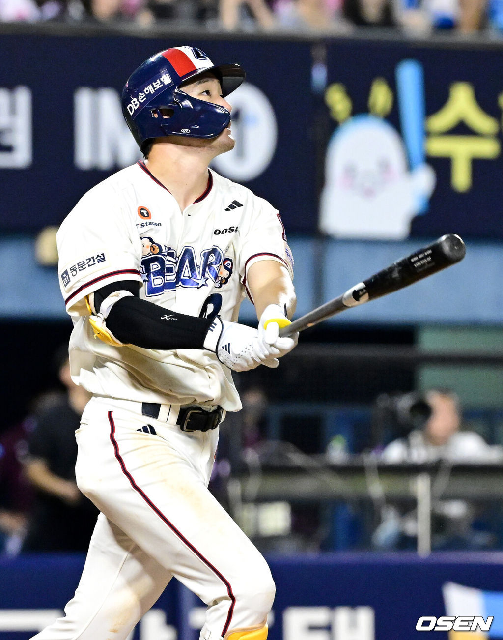 30일 서울 잠실야구장에서 ‘2026 신한 SOL Bank KBO리그’ 두산 베어스와 키움 히어로즈의 경기가 열렸다.홈팀 두산은 최민석, 방문팀 키움은 전준표를 선발로 내세웠다.5회말 2사 1루 상황 두산 안재석이 달아나는 우월 투런포를 날리고 타구를 바라보고 있다. 2026.08.30 / dreamer@osen.co.kr