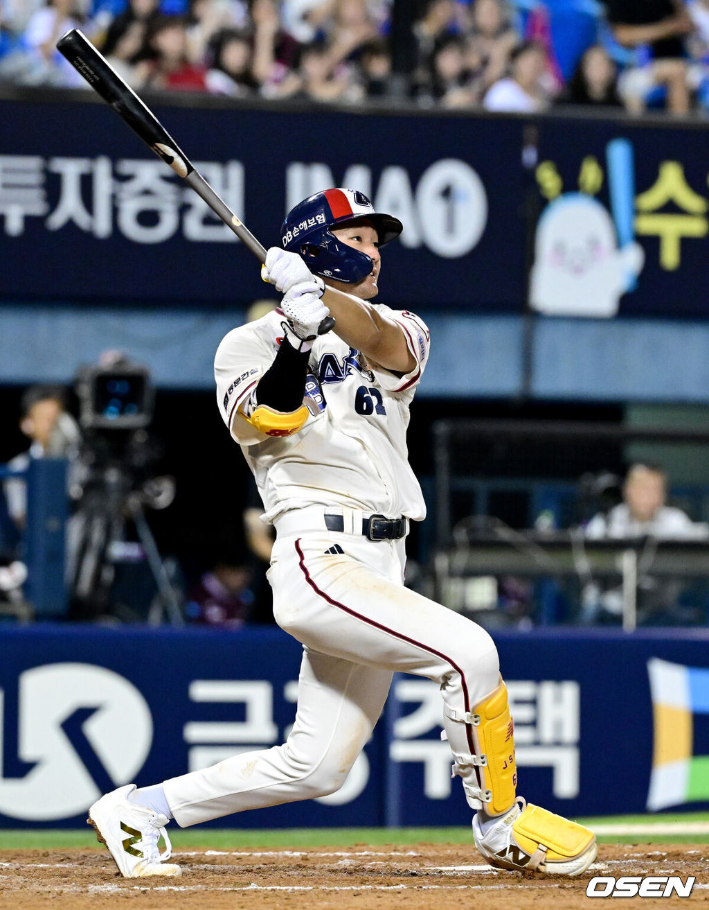 30일 서울 잠실야구장에서 ‘2026 신한 SOL Bank KBO리그’ 두산 베어스와 키움 히어로즈의 경기가 열렸다.홈팀 두산은 최민석, 방문팀 키움은 전준표를 선발로 내세웠다.4회말 1사 주자없는 상황 두산 안재석이 오른쪽 2루타를 날리고 있다. 2026.08.30 / dreamer@osen.co.kr