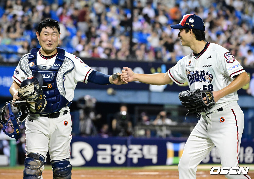 30일 서울 잠실야구장에서 ‘2026 신한 SOL Bank KBO리그’ 두산 베어스와 키움 히어로즈의 경기가 열렸다.홈팀 두산은 최민석, 방문팀 키움은 전준표를 선발로 내세웠다.5회초 키움 공격을 무실점으로 막아낸 두산 선발 최민석이 더그아웃으로 향하며 포수 양의지와 인사를 나누고 있다. 2026.08.30 / dreamer@osen.co.kr