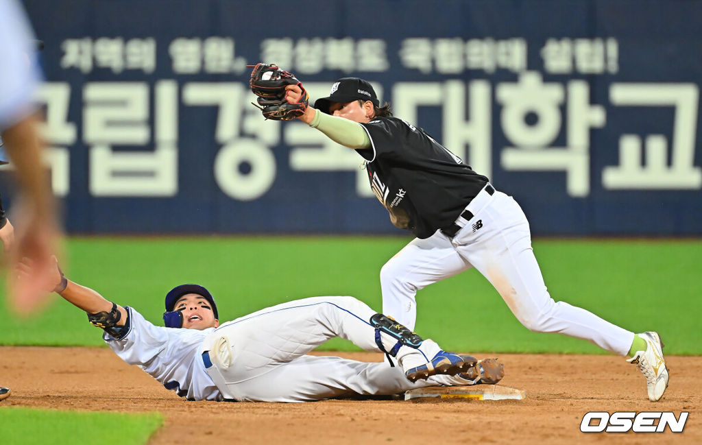 29일 대구삼성라이온즈파크에서 2026 신한 SOL KBO 리그 삼성 라이온즈와 KT 위즈의 경기가 열렸다. 홈팀 삼성은 페덱이, 방문팀 KT는 로건이 선발 출전했다. 삼성 라이온즈 김영웅이 4회말 2사 중견수 왼쪽 앞 2루타를 치고 세이프되고 있다. 2026.08.29 / foto0307@osen.co.kr