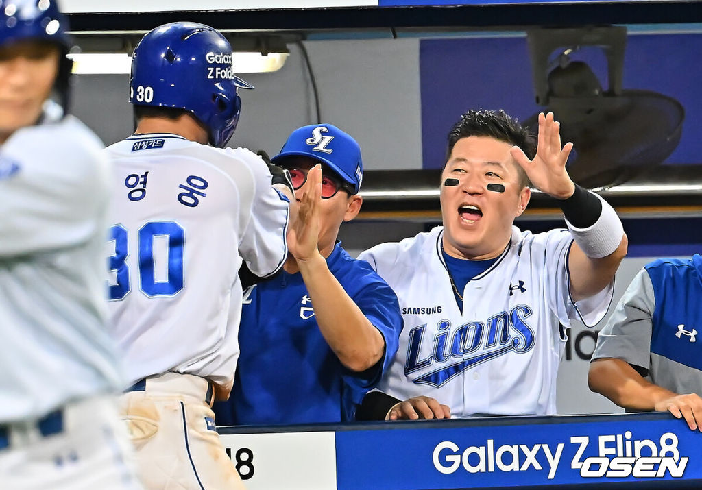 29일 대구삼성라이온즈파크에서 2026 신한 SOL KBO 리그 삼성 라이온즈와 KT 위즈의 경기가 열렸다. 홈팀 삼성은 페덱이, 방문팀 KT는 로건이 선발 출전했다. 삼성 라이온즈 김영웅이 4회말 2사 2루 강민호의 우익수 뒤 1타점 2루타때 득점을 올리고 하이파이브를 하고 있다. 2026.08.29 / foto0307@osen.co.kr