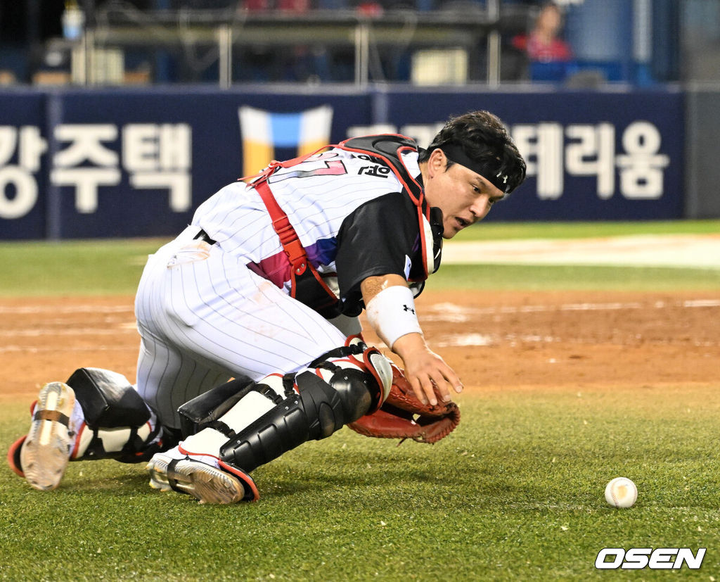 14일 서울 잠실야구장에서 2026 신한 SOL KBO리그 LG 트윈스와 SSG 랜더스의 경기가 열렸다.이날 LG는 송승기, SSG 최민준을 선발로 내세웠다.9회초 2사 3루에서 LG 배재준 폭투 때 포수 박동원이 볼을 처리하고 있다. 2026.08.14 /sunday@osen.co.kr