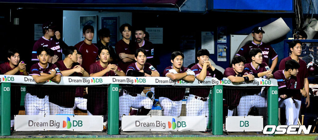 30일 서울 잠실야구장에서 ‘2026 신한 SOL Bank KBO리그’ 두산 베어스와 키움 히어로즈의 경기가 열렸다.홈팀 두산은 최민석, 방문팀 키움은 전준표를 선발로 내세웠다.8회말 1-15로 크게 뒤진 상황, 키움 더그아웃 표정이 어둡다. 2026.08.30 / dreamer@osen.co.kr
