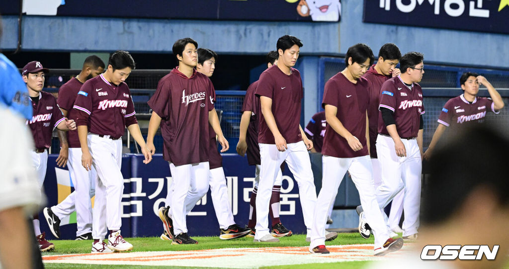 30일 서울 잠실야구장에서 ‘2026 신한 SOL Bank KBO리그’ 두산 베어스와 키움 히어로즈의 경기가 열렸다.이날 경기는 홈팀 두산이 15-1 대승을 거두며 2연승을 달성했다.경기를 마치고 키움 선수들이 팬들에게 인사하기 위해 그라운드로 나서고 있다. 2026.08.30 / dreamer@osen.co.kr