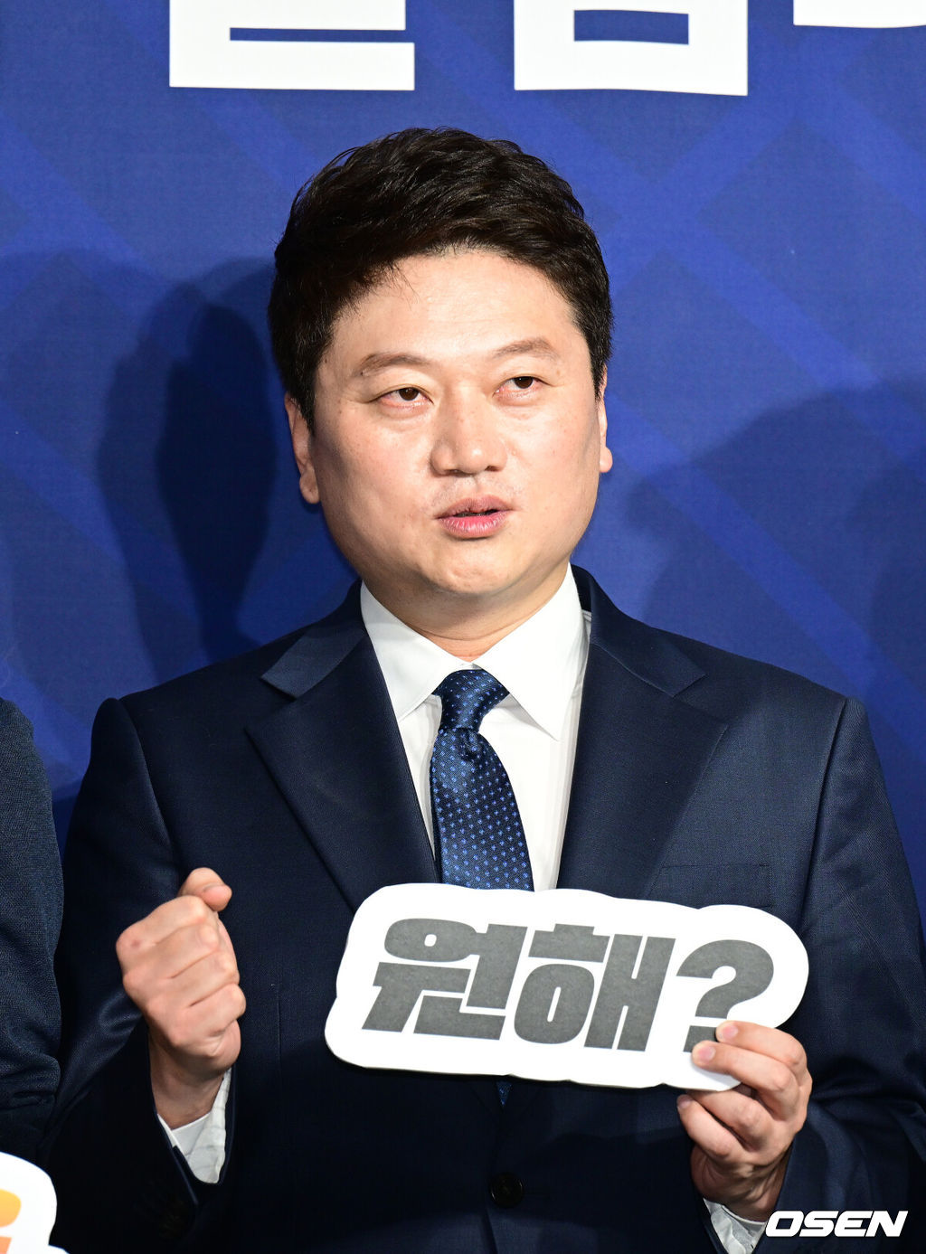 2일 오전 서울 종로구 축구회관에서 2023 AFC 아시안컵 대한민국 유치 알림대사 발대식이 열렸다.해설가 박문성이 기념촬영을 하고 있다. 2022.09.02 /sunday@osen.co.kr