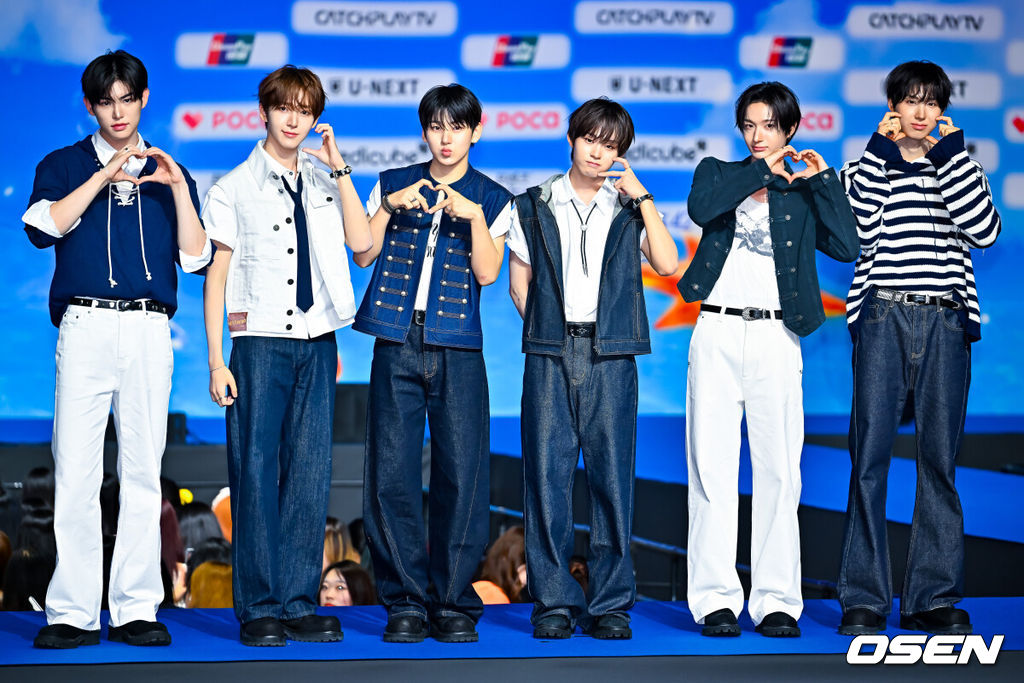 2026 SBS 가요대전 Summer 블루카펫 행사가 9일 오후 경기 고양시 일산 킨텍스 제2전시장에서 열렸다.한편, 이번 ‘가요대전 Summer’은 라이즈 성찬, 엔시티 위시 시온, 하츠투하츠 이안이 MC로 나선다.킥플립이 무대 위에서 포즈를 취하고 있다. 2026.08.09 /rumi@osen.co.kr