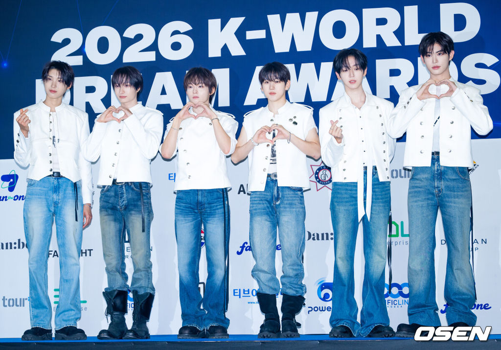 2026 KWDA(K-WORLD DREAM AWARDS) 블루카펫 행사가 27일 오후 경기 고양시 일산 킨텍스에서 열렸다.한편 이날 KWDA에는 에이티즈, 피원하모니, 라이즈, 앤팀, 킥플립, 싸이커스, 나우즈, 82메이저, 앰퍼샌드원, 아홉, 알파드라이브원, 아이딧, 앤더블을 비롯해 씨야, 르세라핌, 큐더블유이알(QWER), 미야오, 아일릿, 리센느, 하츠투하츠, 키키, 제이비, 성리, 에반, 박지현, 엑스러브, 하이파이유니콘 등 K팝 아티스트들이 무대를 꾸민다. 방송인 전현무와 코미디언 장도연은 4년 연속 MC로 호흡을 맞춘다.킥플립이 포토월에서 포즈를 취하고 있다. 2026.08.27 /rumi@osen.co.kr