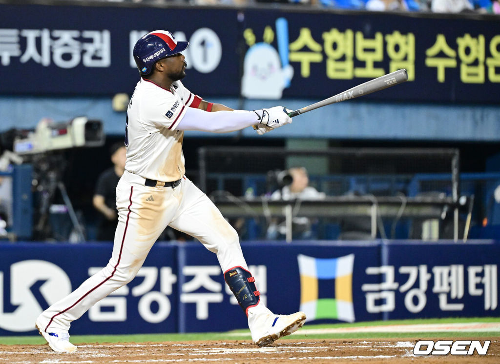 30일 서울 잠실야구장에서 ‘2026 신한 SOL Bank KBO리그’ 두산 베어스와 키움 히어로즈의 경기가 열렸다.홈팀 두산은 최민석, 방문팀 키움은 전준표를 선발로 내세웠다.6회말 1사 1루 상황 두산 세베리노가 달아나는 중월 투런포를 날리고 있다. 2026.08.30 / dreamer@osen.co.kr