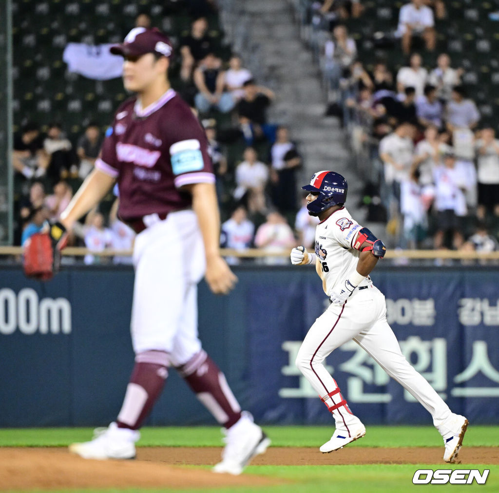 30일 서울 잠실야구장에서 ‘2026 신한 SOL Bank KBO리그’ 두산 베어스와 키움 히어로즈의 경기가 열렸다.홈팀 두산은 최민석, 방문팀 키움은 전준표를 선발로 내세웠다.6회말 1사 1루 상황 두산 세베리노가 달아나는 중월 투런포를 날리고 그라운드를 돌고 있다. 2026.08.30 / dreamer@osen.co.kr