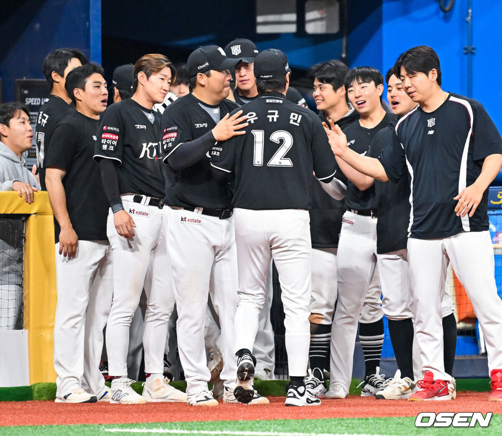 9일 서울 고척스카이돔에서 2026 신한 SOL KBO리그 키움 히어로즈와 KT 위즈의 경기가 열렸다.이날 키움은 알칸타라, KT 고영표를 선발로 내세웠다.연장 10회말을 마친 KT 우규민이 기뻐하고 있다. 2026.05.09 /rumi@osen.co.kr