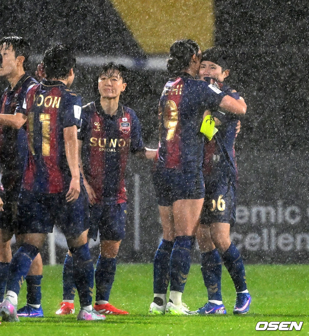 수원FC 위민은 20일 수원종합운동장에서 열린 2025-2026시즌 아시아축구연맹(AFC) 여자 챔피언스리그(AWCL) 4강전에서 북한 평양 내고향여자축구단과 경기에서 1-2로 패배했다.경기 종료 후 페널티킥을 실축한 수원FC 위민 지소연이 동료들에게 위로를 받고 있다. 2026.05.20 /sunday@osen.co.kr