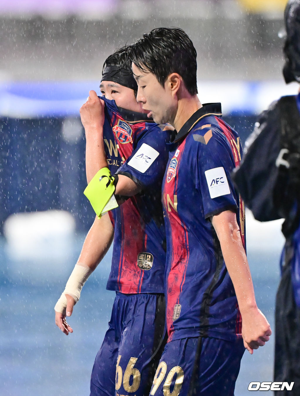 한국에서 처음으로 열린 남북 여자 축구 클럽 간 대결에서 수원FC위민이 북한 내고향여자축구단에 역전패를 당했다.수원FC 위민은 20일 수원종합운동장에서 열린 2025-2026시즌 아시아축구연맹(AFC) 여자 챔피언스리그(AWCL) 4강전에서 북한 평양 내고향여자축구단과 경기에서 1-2로 패배했다.경기종료 후 수원FC 지소연이 눈물을 보이고 있다.  2026.05.20 /soul1014@osen.co.kr
