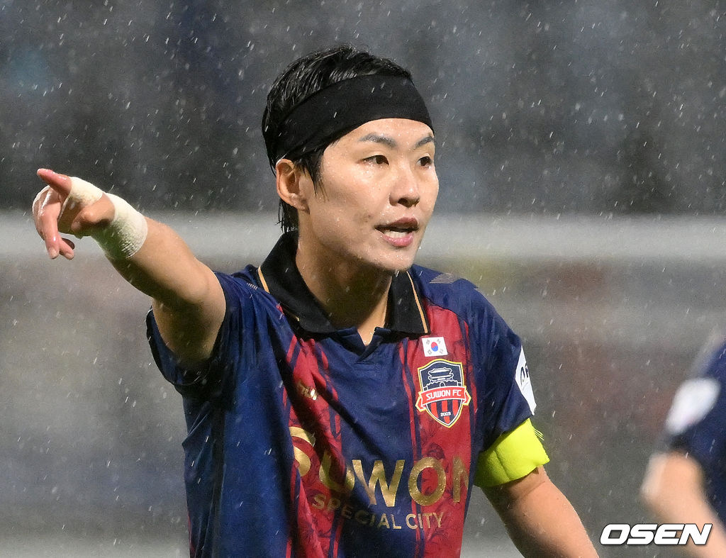 수원FC 위민은 20일 수원종합운동장에서 열린 2025-2026시즌 아시아축구연맹(AFC) 여자 챔피언스리그(AWCL) 4강전에서 북한 평양 내고향여자축구단과 경기에서 1-2로 패배했다.전반 수원FC 위민 지소연이 작전을 지시하고 있다. 2026.05.20 /sunday@osen.co.kr