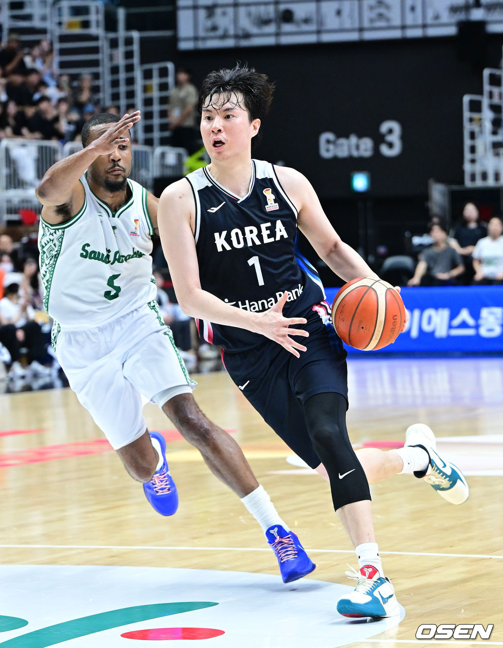 대한민국 남자농구 대표팀이 31일 오후 경기도 수원 KT 소닉붐 아레나에서 ‘2027 FIBA 농구 월드컵 아시아 예선’ F조 윈도우4 사우디아라비아와 맞대결을 펼쳤다.이번 월드컵 예선에서 3승 4패를 기록 중인 한국은 남은 경기에서 최대한 승수를 챙겨야 월드컵 본선 티켓을 따낼 수 있는 힘든 상황에 놓였다.2쿼터, 한국 이현중이 드리블을 펼치고 있다. 2026.08.31 / dreamer@osen.co.kr