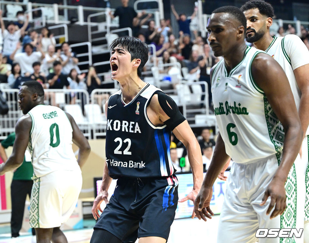 대한민국 남자농구 대표팀이 31일 오후 경기도 수원 KT 소닉붐 아레나에서 ‘2027 FIBA 농구 월드컵 아시아 예선’ F조 윈도우4 사우디아라비아와 맞대결을 펼쳤다.이번 월드컵 예선에서 3승 4패를 기록 중인 한국은 남은 경기에서 최대한 승수를 챙겨야 월드컵 본선 티켓을 따낼 수 있는 힘든 상황에 놓였다.3쿼터, 한국 여준석이 슛을 성공시킨 뒤 포효하고 있다. 2026.08.31 / dreamer@osen.co.kr