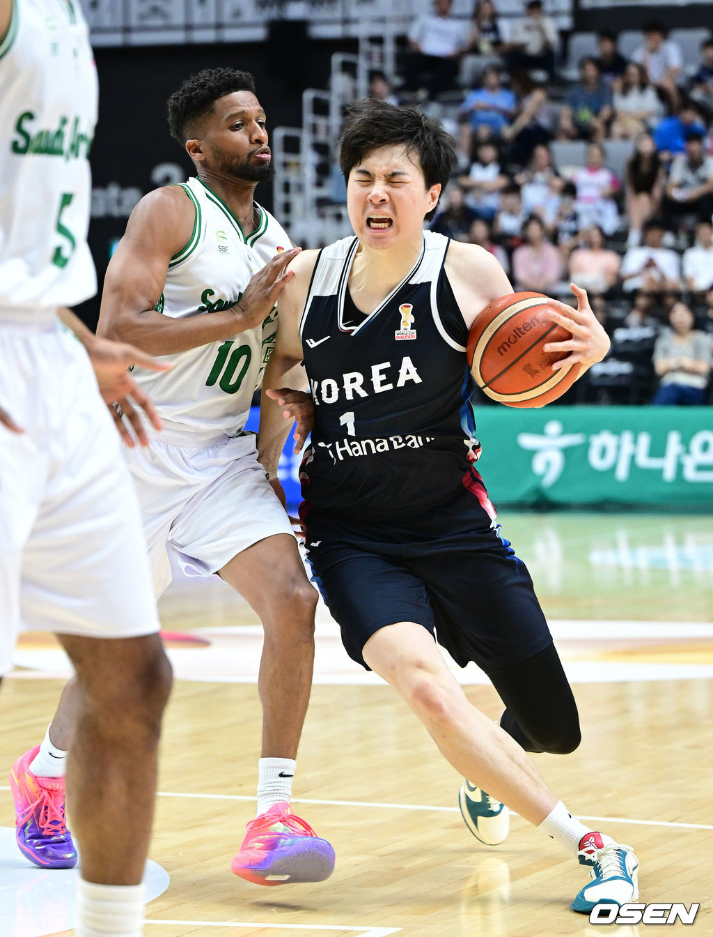 대한민국 남자농구 대표팀이 31일 오후 경기도 수원 KT 소닉붐 아레나에서 ‘2027 FIBA 농구 월드컵 아시아 예선’ F조 윈도우4 사우디아라비아와 맞대결을 펼쳤다.이번 월드컵 예선에서 3승 4패를 기록 중인 한국은 남은 경기에서 최대한 승수를 챙겨야 월드컵 본선 티켓을 따낼 수 있는 힘든 상황에 놓였다.1쿼터, 한국 이현중이 돌파를 시도할 때 사우디 자바르에게 파울을 당하고 있다. 2026.08.31 / dreamer@osen.co.kr