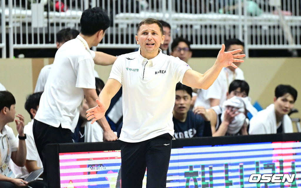 대한민국 남자농구 대표팀이 31일 오후 경기도 수원 KT 소닉붐 아레나에서 ‘2027 FIBA 농구 월드컵 아시아 예선’ F조 윈도우4 사우디아라비아와 맞대결을 펼쳤다.이번 월드컵 예선에서 3승 4패를 기록 중인 한국은 남은 경기에서 최대한 승수를 챙겨야 월드컵 본선 티켓을 따낼 수 있는 힘든 상황에 놓였다.3쿼터, 한국 니콜라이스 마줄스 감독이 작전 지시를 내리고 있다. 2026.08.31 / dreamer@osen.co.kr