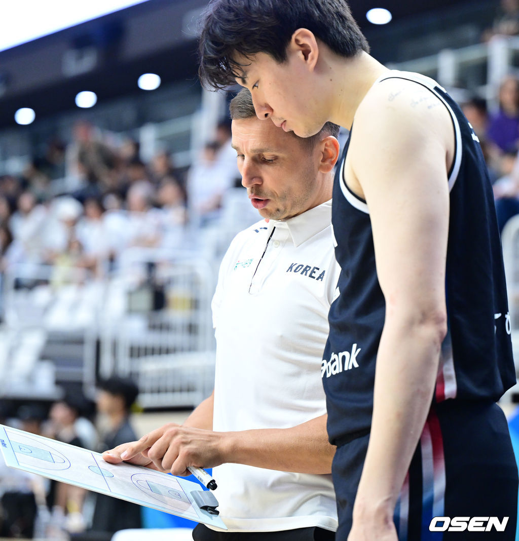 대한민국 남자농구 대표팀이 31일 오후 경기도 수원 KT 소닉붐 아레나에서 ‘2027 FIBA 농구 월드컵 아시아 예선’ F조 윈도우4 사우디아라비아와 맞대결을 펼쳤다.이번 월드컵 예선에서 3승 4패를 기록 중인 한국은 남은 경기에서 최대한 승수를 챙겨야 월드컵 본선 티켓을 따낼 수 있는 힘든 상황에 놓였다.경기를 앞두고 한국 니콜라이스 마줄스 감독이 이현중에게 작전 지시를 내리고 있다. 2026.08.31 / dreamer@osen.co.kr