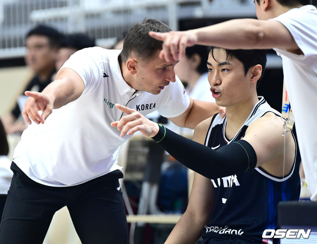대한민국 남자농구 대표팀이 31일 오후 경기도 수원 KT 소닉붐 아레나에서 ‘2027 FIBA 농구 월드컵 아시아 예선’ F조 윈도우4 사우디아라비아와 맞대결을 펼쳤다.이번 월드컵 예선에서 3승 4패를 기록 중인 한국은 남은 경기에서 최대한 승수를 챙겨야 월드컵 본선 티켓을 따낼 수 있는 힘든 상황에 놓였다.2쿼터, 한국 니콜라이스 마줄스 감독과 유기상이 대화를 나누고 있다. 2026.08.31 / dreamer@osen.co.kr