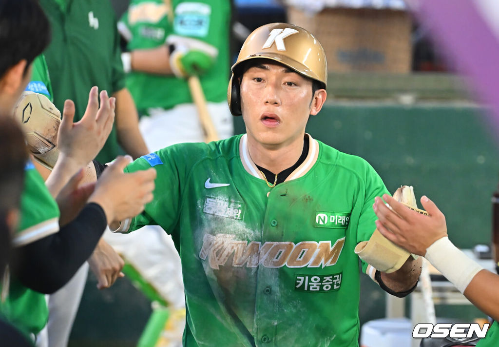 20일 부산 사직야구장에서 2026 신한 SOL KBO 리그 롯데 자이언츠와 키움 히어로즈의 경기가 열렸다. 홈팀 롯데는 나균안이, 방문팀 키움은 박준현이 선발 출전했다.키움 히어로즈 서건창이 1회초 1사 1,2루  안치홍의 좌익수 앞 1타점 안타때 득점을 올리고 하이파이브를 하고 있다. 2026.08.20 / foto0307@osen.co.kr