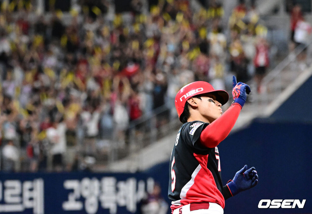 23일 서울 고척스카이돔에서 2026 신한 SOL KBO리그 키움 히어로즈와 KIA 타이거즈의 경기가 열렸다.이날 키움은 전준표, KIA는 제임스 네일을 선발로 내세웠다.3회초 1사에서 KIA 김도영이 중월 솔로포를 날리며 기뻐하고 있다. 2026.08.23 / jpnews@osen.co.kr
